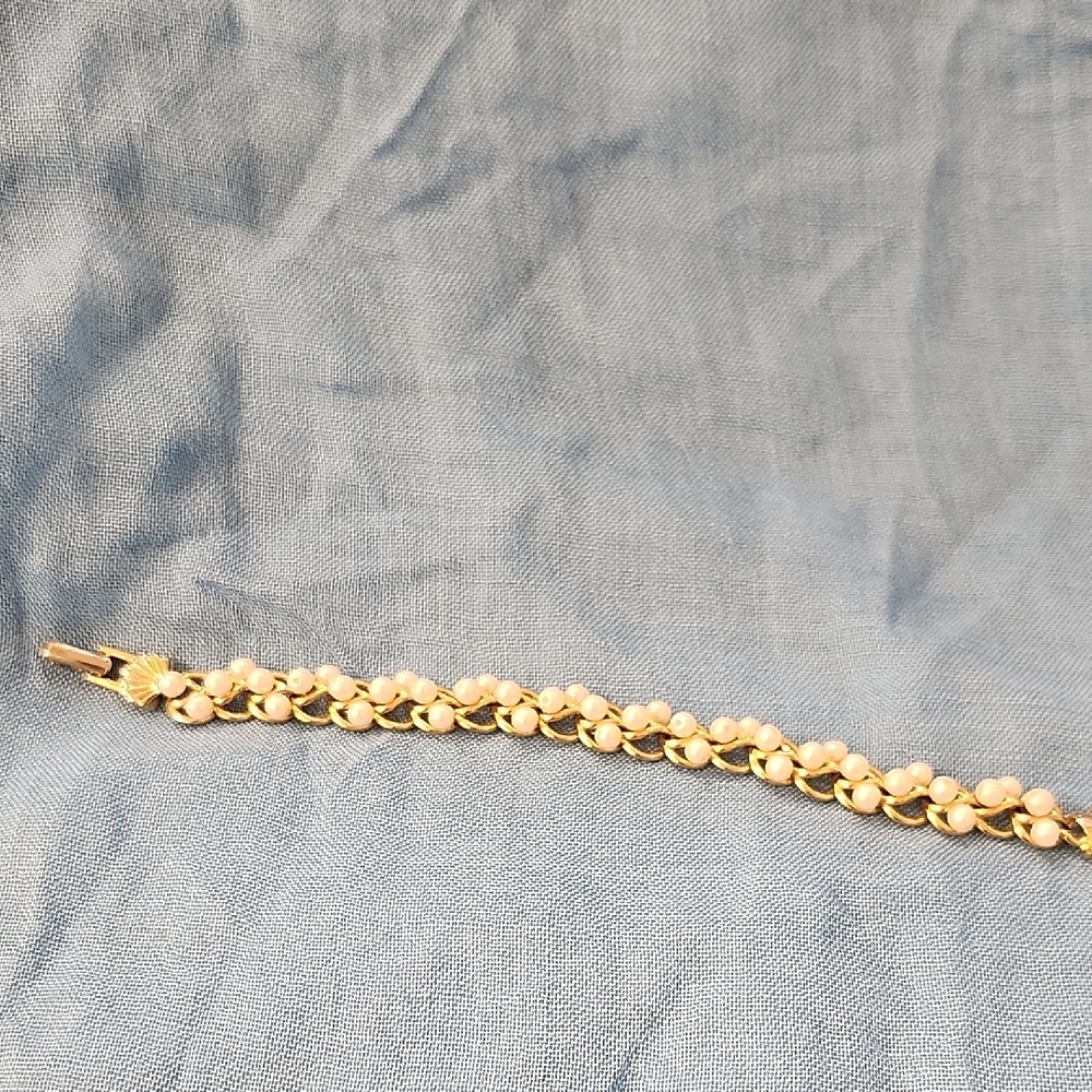 Vintage RICHELIEU Signed Faux Pearl Gold Tone Shell Clasp Bracelet
